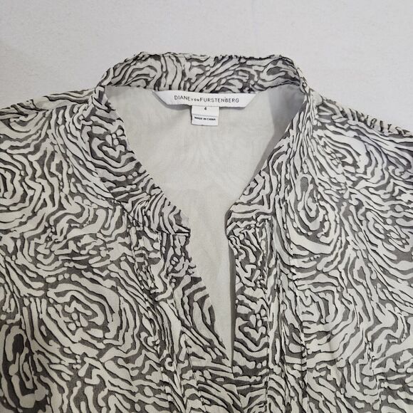 Diane Von Furstenberg Syrah Silk Blouse Size 4DVF Floral Rose Print Lined V-Neck - Picture 6 of 12